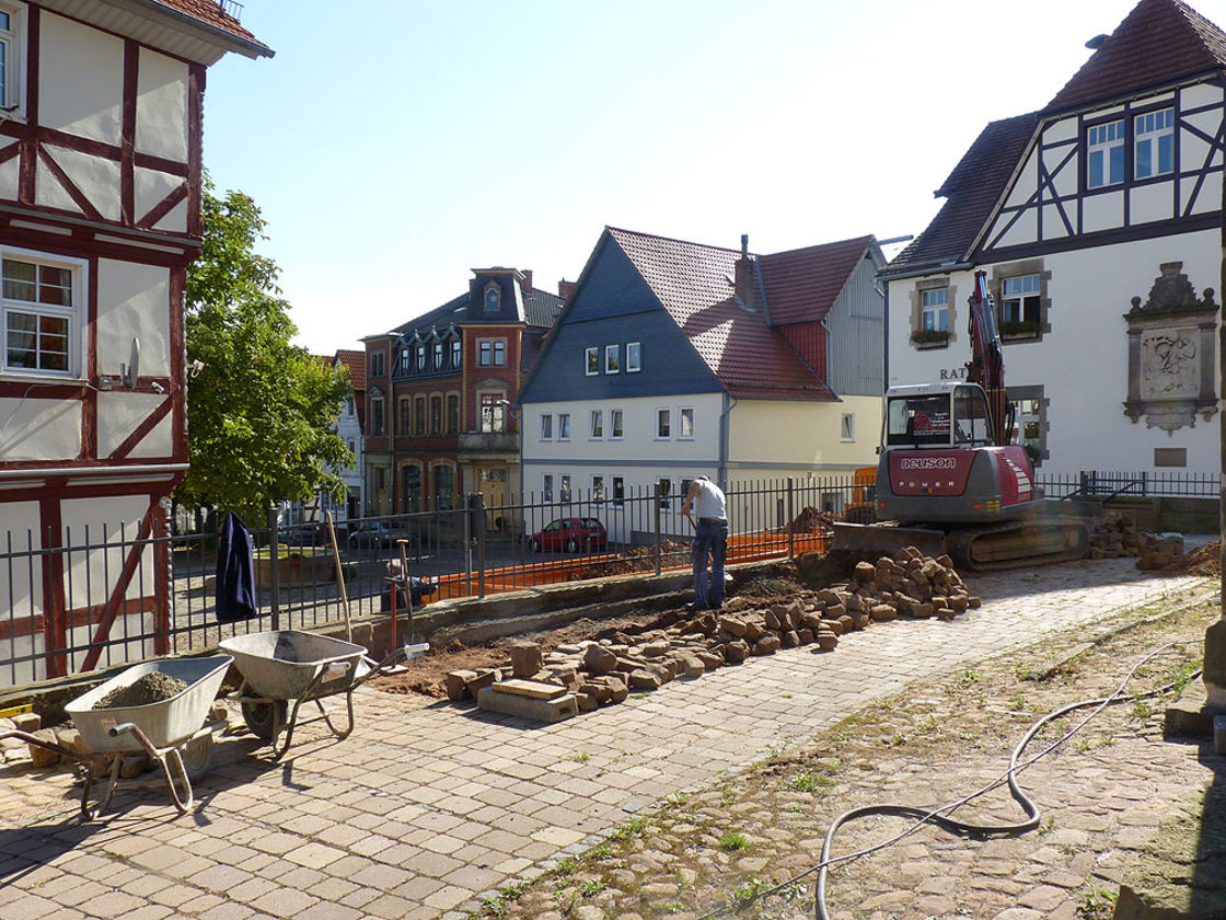 Pflaster- und Treppenarbeiten an St. Crescentius (Foto:Karl-Franz Thiede)
